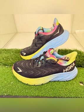 HOKA One One Arahi 6 Black Rainbow Athletic Running Shoes Sneakers Sz 5